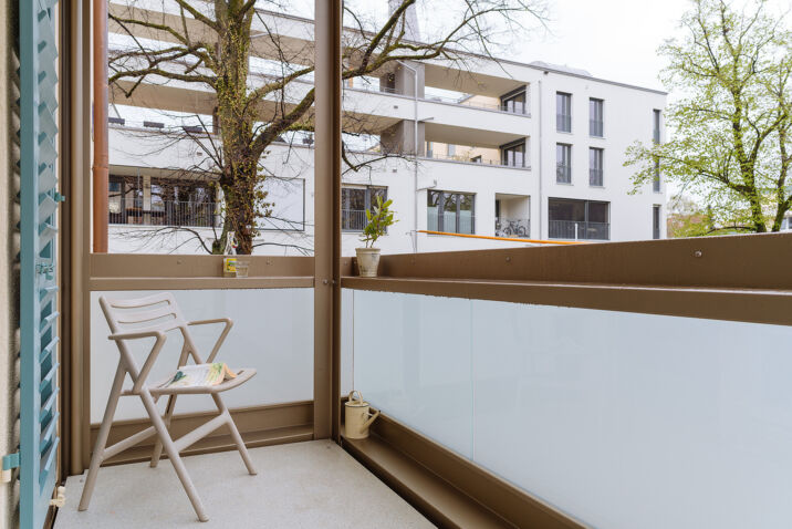 03 Balkon Blumenablage.jpg