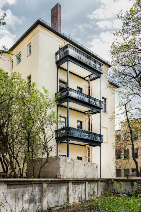 03 Balkon Baudenkmal Platenstraße.jpg