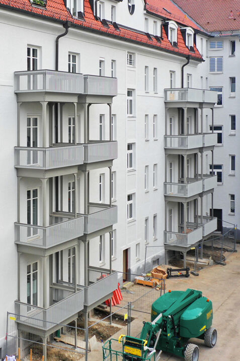 126 04-3 Schleissheimerstrasse Denkmal Balkone.jpg