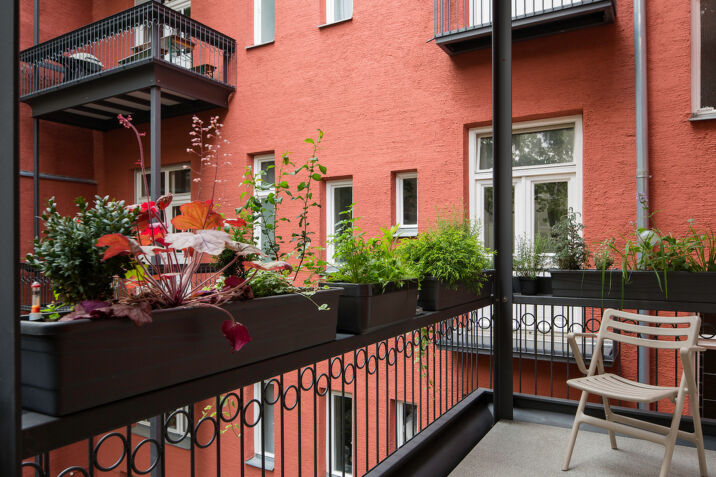 01 Balkon Blumenablage.jpg